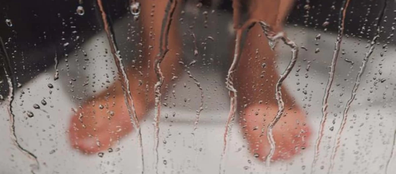 Δημοτικός σύμβουλος έκανε ντους σε απευθείας μετάδοση (βίντεο)